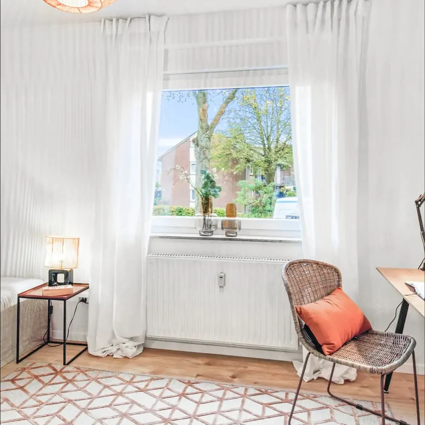 Fertig sanierte Wohnung in Bad Bentheim: helles Zimmer mit neuem Boden, Fenster und Heizkörper