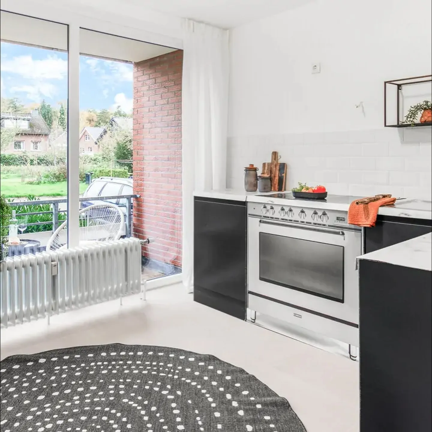 Wohnung in Bad Bentheim nach der Sanierung: Küche mit Zugang zum Balkon