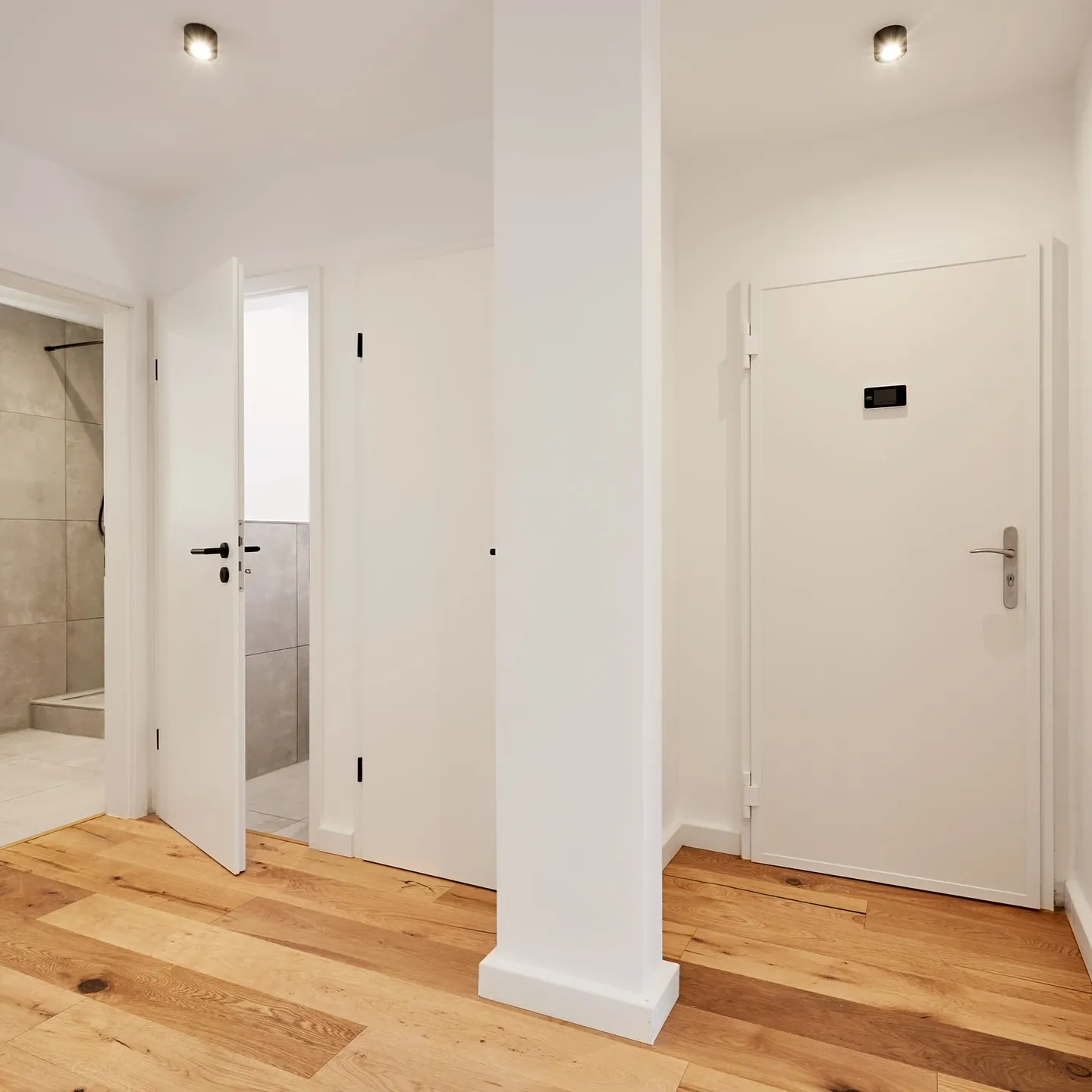 3-Zimmer-Wohnung in Haan-Gruiten: Flur mit neuem Eichenparkett und neuen Innentüren