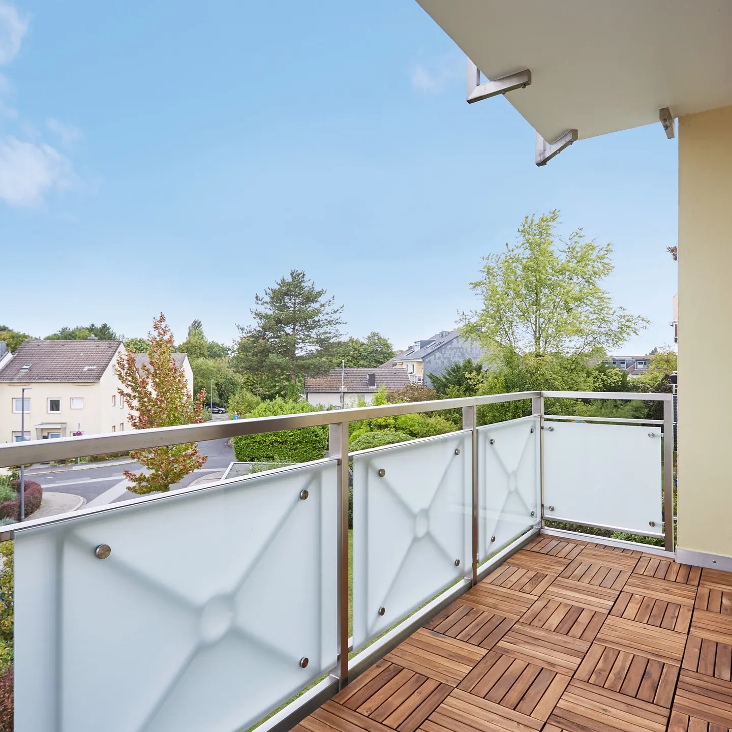 3-Zimmer-Wohnung in Haan-Gruiten: Balkon mit Holzfliesen und Blick ins Grüne