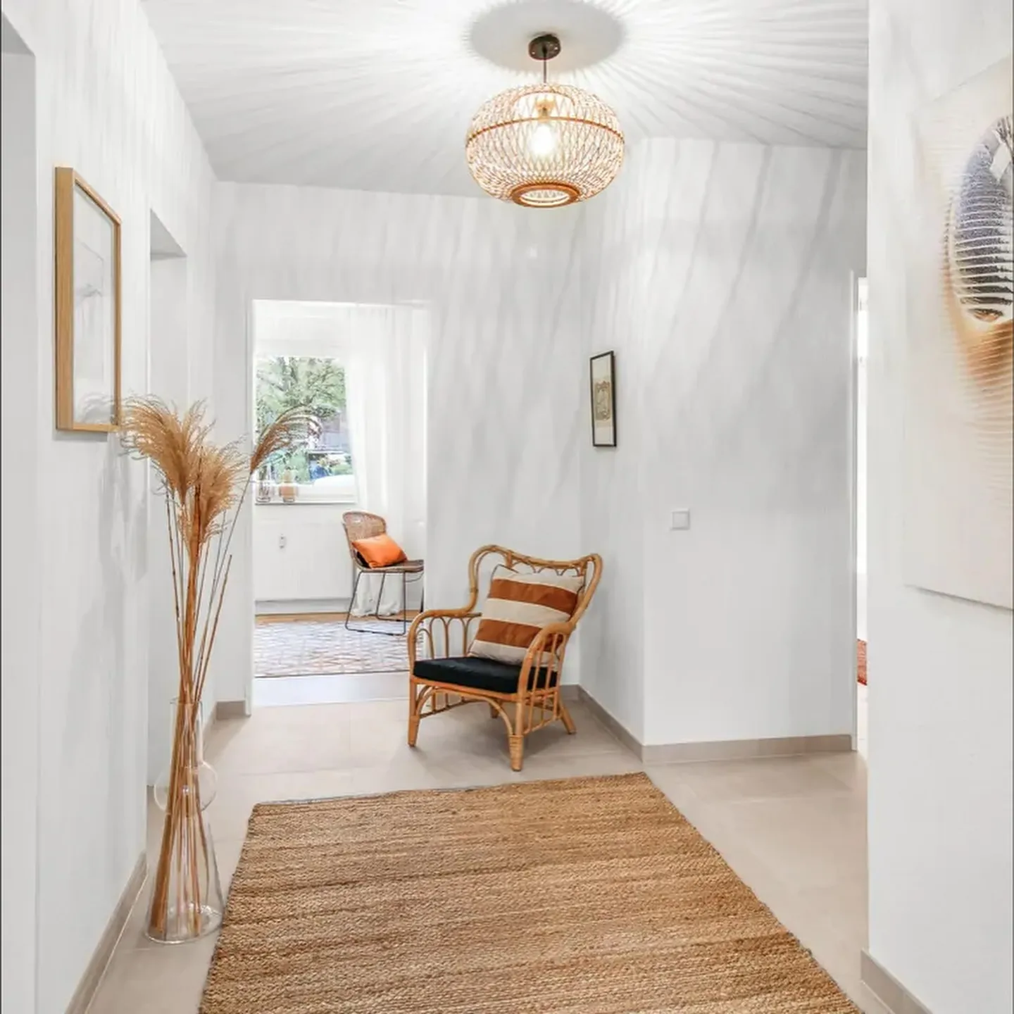 Diele der sanierten Wohnung in Bad Bentheim mit Blick in den Wohnbereich