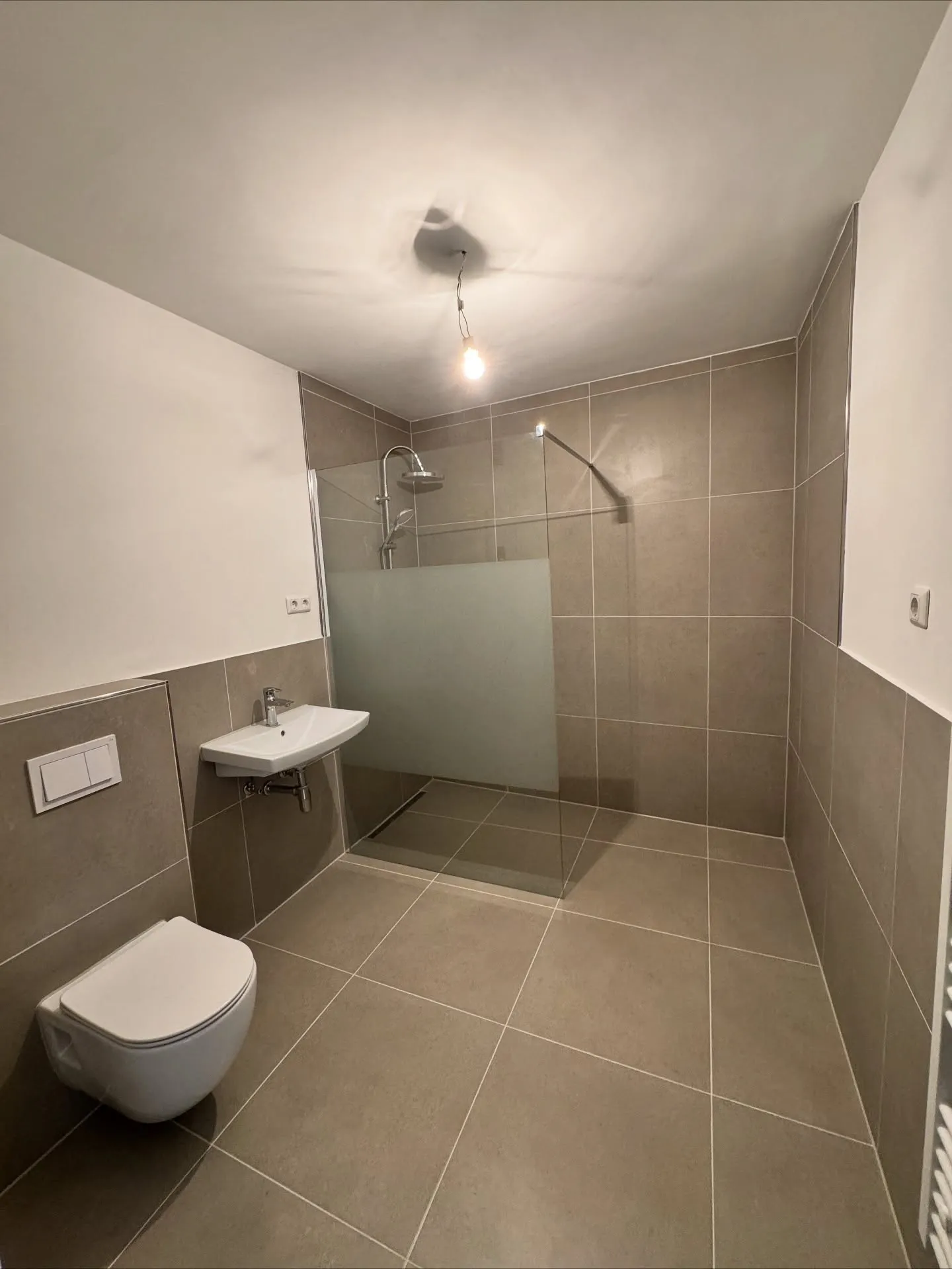 Neues Bad einer 130-m²-Bestandswohnung in Essen-Steele mit bodengleicher Dusche und Wand-WC